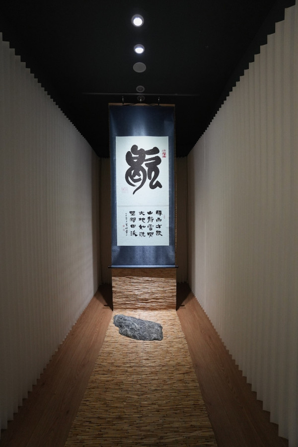 書藝家  黃國書以豪邁筆勢與深厚書道涵養，揮灑出關於「停頓」與「靜心」的墨痕之美