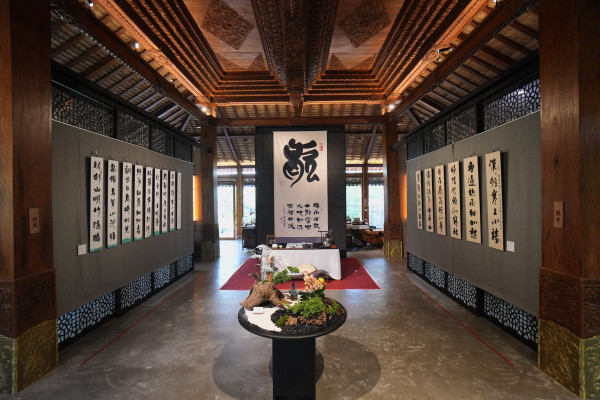 書藝家  黃國書以豪邁筆勢與深厚書道涵養，揮灑出關於「停頓」與「靜心」的墨痕之美