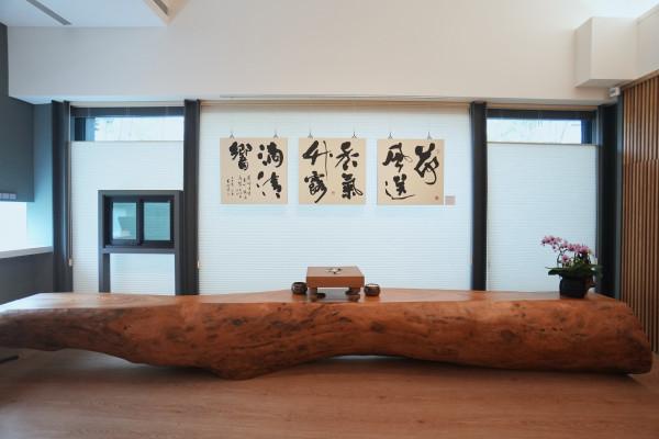 書藝家  黃國書以豪邁筆勢與深厚書道涵養，揮灑出關於「停頓」與「靜心」的墨痕之美